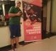 Goleiro do Sertozinho tira foto com Banner do torneio africano