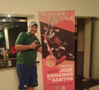 Goleiro do Sertozinho tira foto com Banner do torneio africano